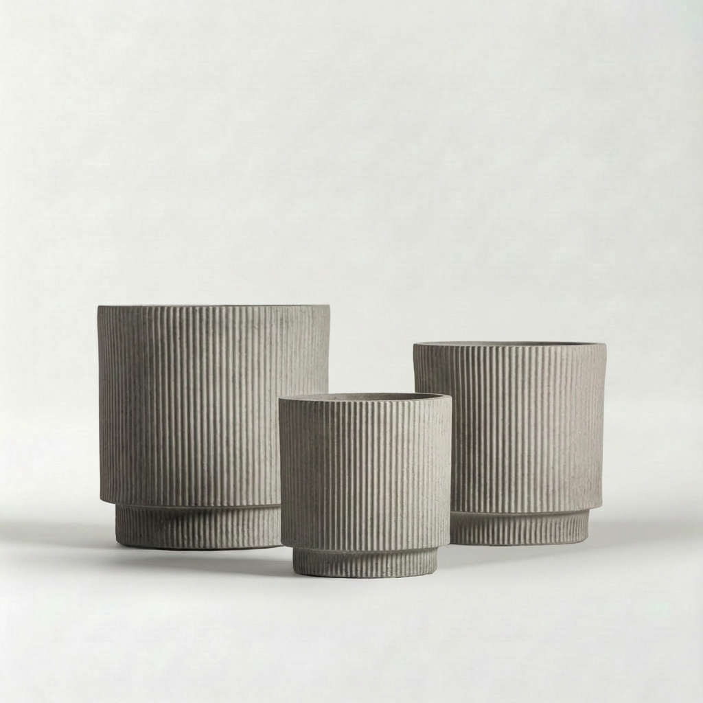 VULK Blumentopf aus Keramik in Beton-Grau, vertikal geriffelt und matt, 36 x 36 x 36 cm – Lorenz Laurent Home