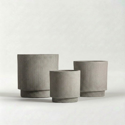 VULK Blumentopf aus Keramik in Beton-Grau, vertikal geriffelt und matt, 36 x 36 x 36 cm – Lorenz Laurent Home