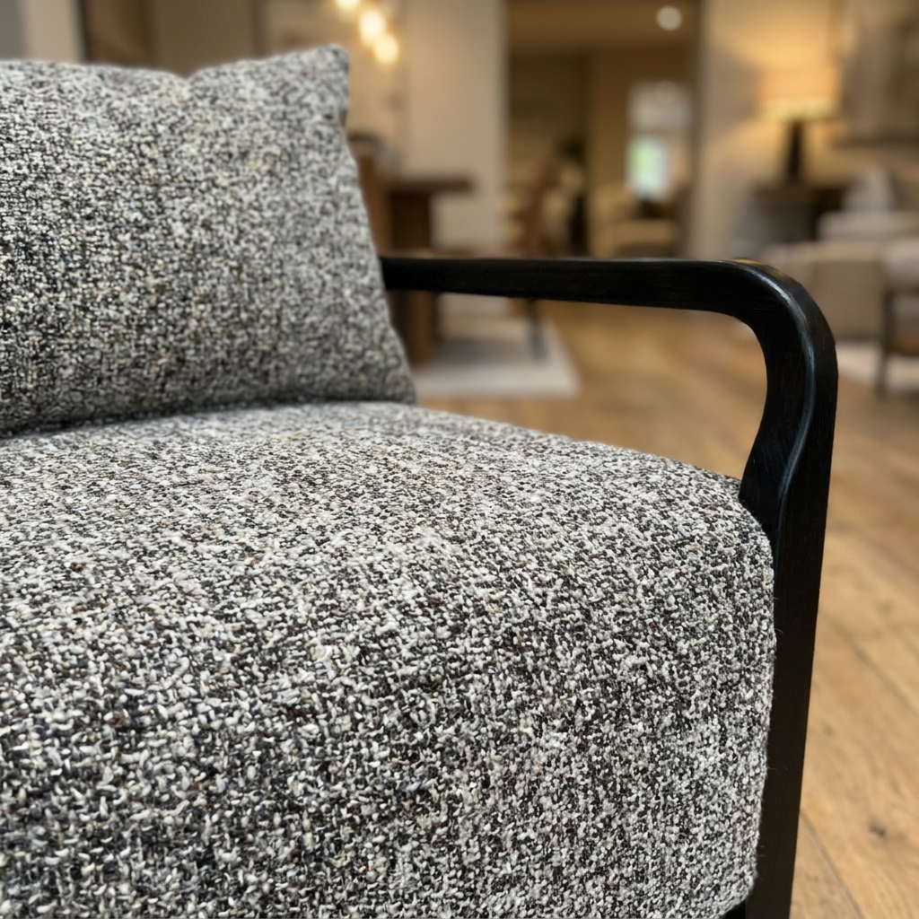 WILDOX Loungesessel mit textilem Bezug in Braun auf stabilem Holzrahmen aus Belgien – Lorenz Laurent Home