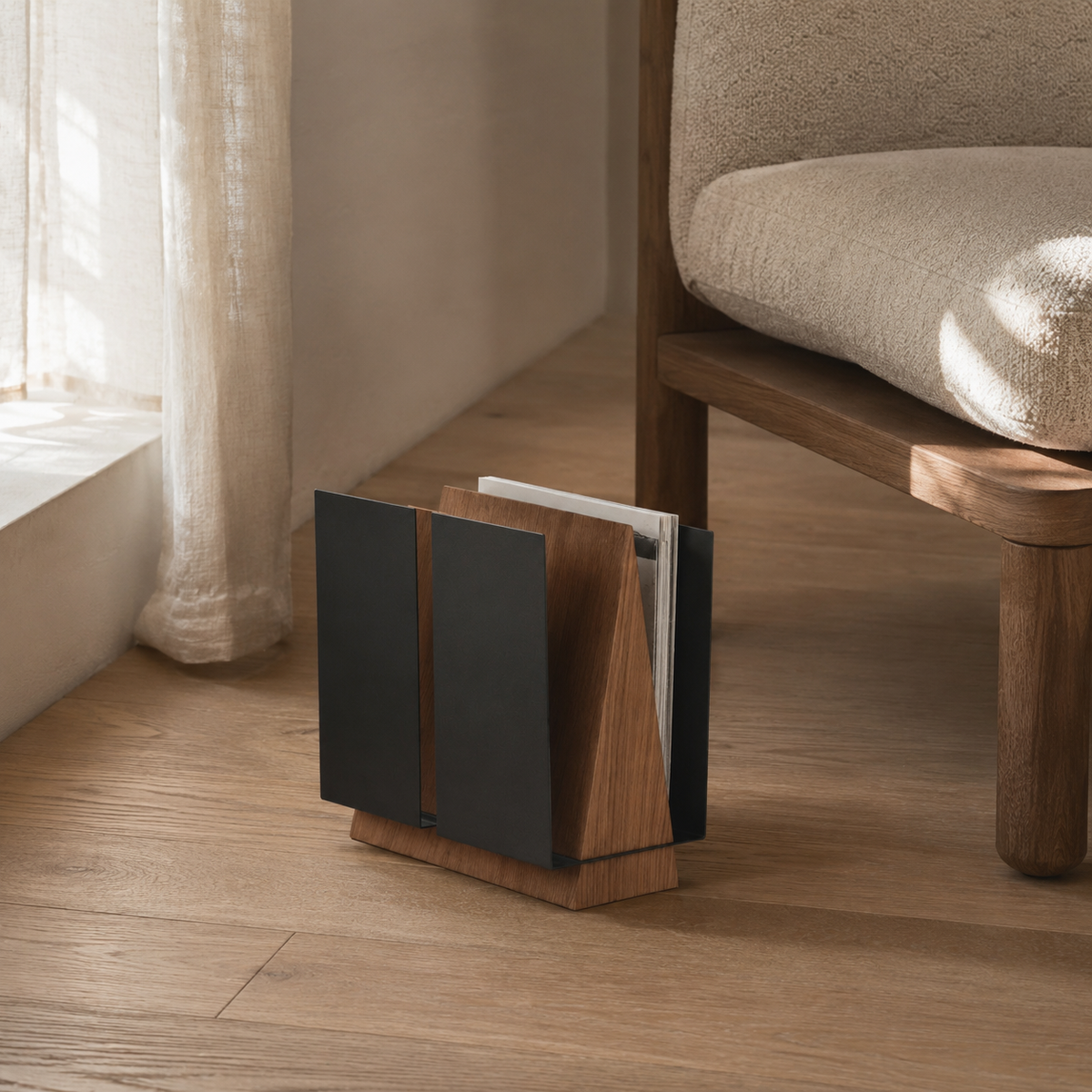 WINGS Magazinhalter freistehend aus Metall und Eiche für Wohnzimmer, Büro und Lounge – Lorenz Laurent Home
