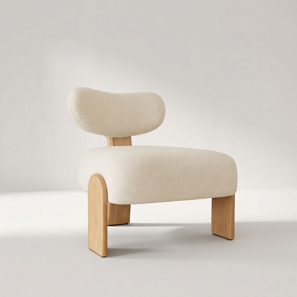 Lorenz Laurent – NUBE Sessel mit Bouclé-Bezug und Beinen aus naturbelassener Esche