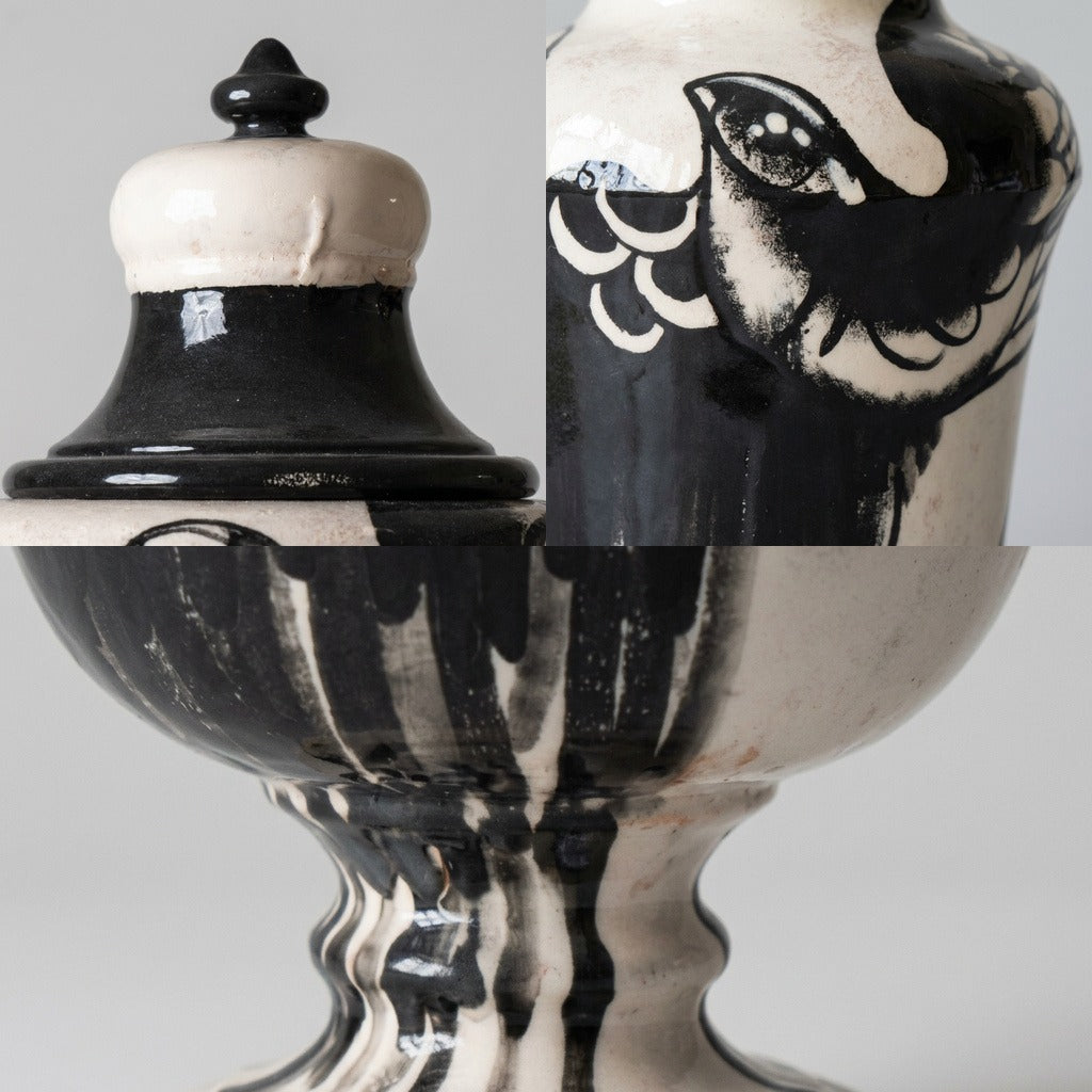 Lorenz Laurent – RONDINE Vase im Detail, Deckel mit schwarzem Knauf, gemaltes Schwalbenauge und Fuß