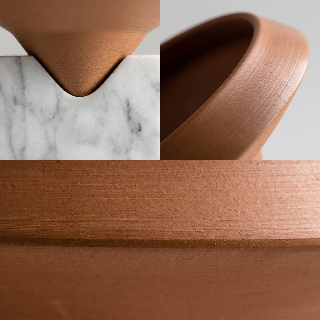 Lorenz Laurent – STRATO Vase im Detail, Keramikkegel in der Kerbe des Marmorblocks