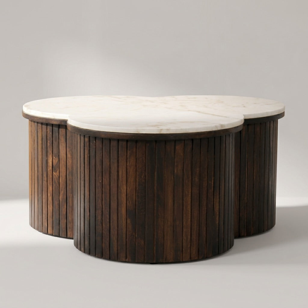 Lorenz Laurent – TREVO Couchtisch mit Kleeblattplatte aus weißem Marmor auf gerilltem Sockel aus Mangoholz