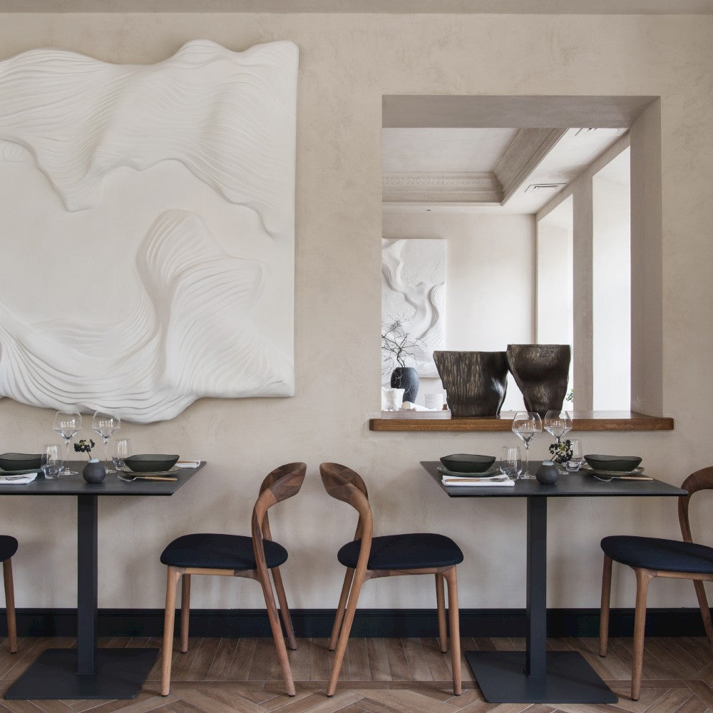 NEVA LIGHT Stuhl im Raum – Lorenz Laurent Home