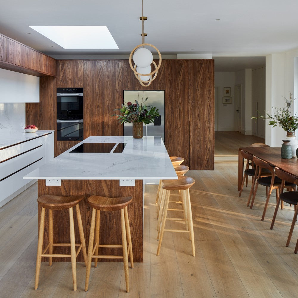 NEVA LIGHT Stuhl im Raum – Lorenz Laurent Home