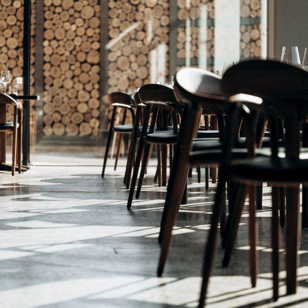 NEVA Stuhl im Raum – Lorenz Laurent Home