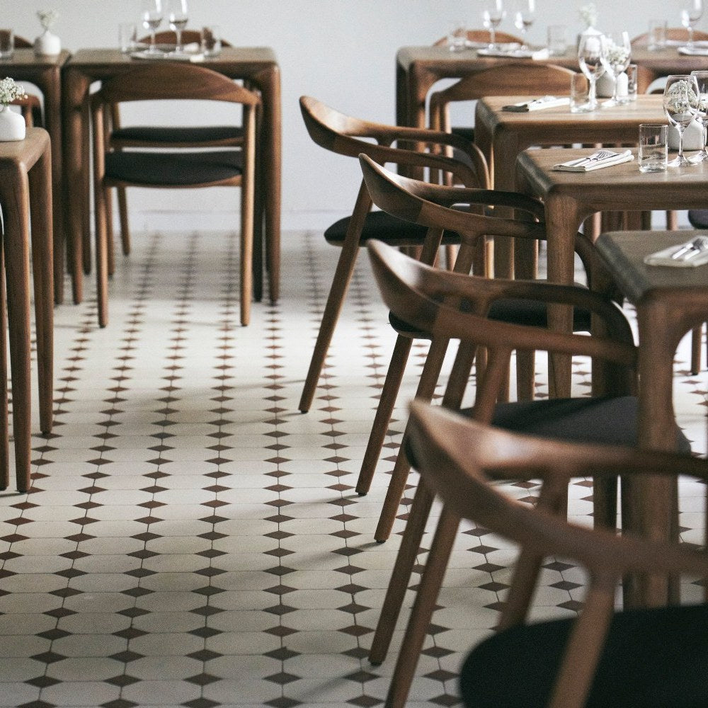 NEVA Stuhl im Raum – Lorenz Laurent Home