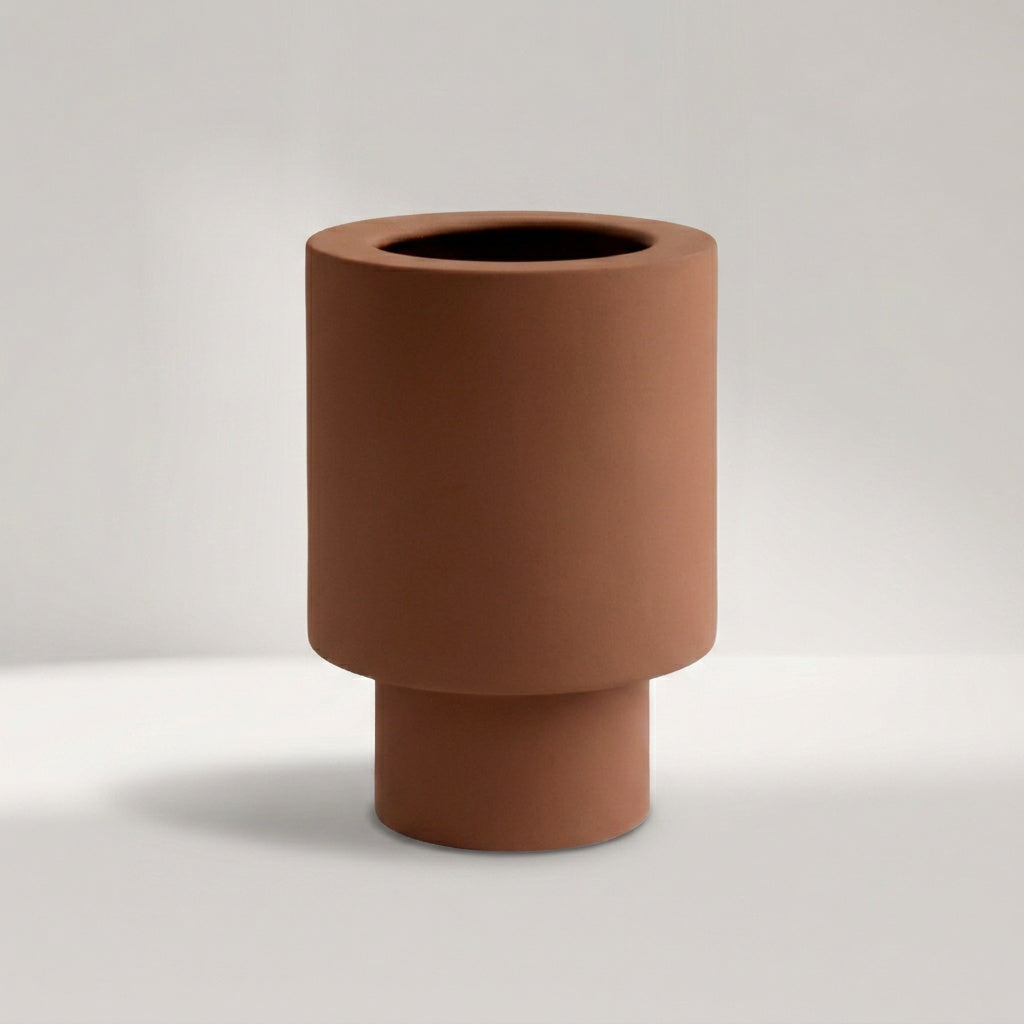 ODA Vase aus matter Irdenware in Gebrannt Braun mit abgesetztem schmalerem Standfuß