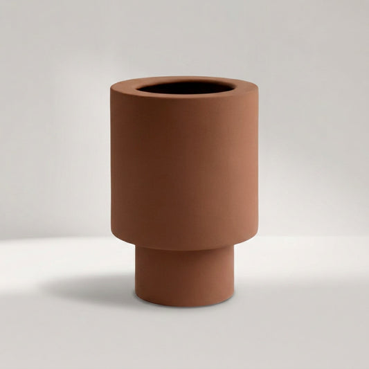ODA Vase aus matter Irdenware in Gebrannt Braun mit abgesetztem schmalerem Standfuß
