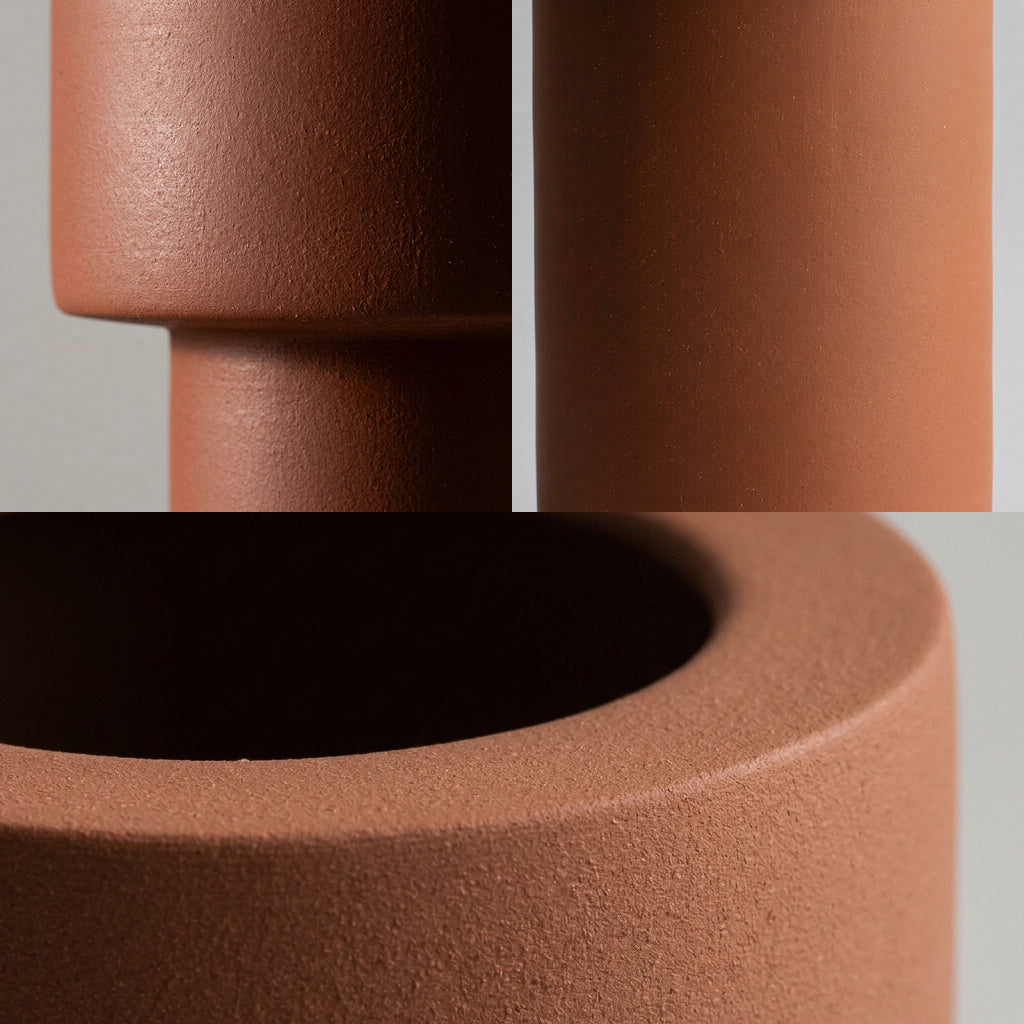 ODA Vase im Detail, matte unglasierte Irdenware, Absatz zum Fuß und Rand mit Wandstärke