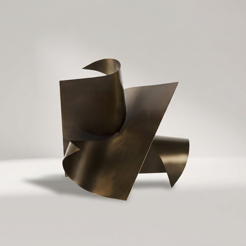 ONDA Skulptur aus gefaltetem Metall in Antikmessing, 46 cm hoch