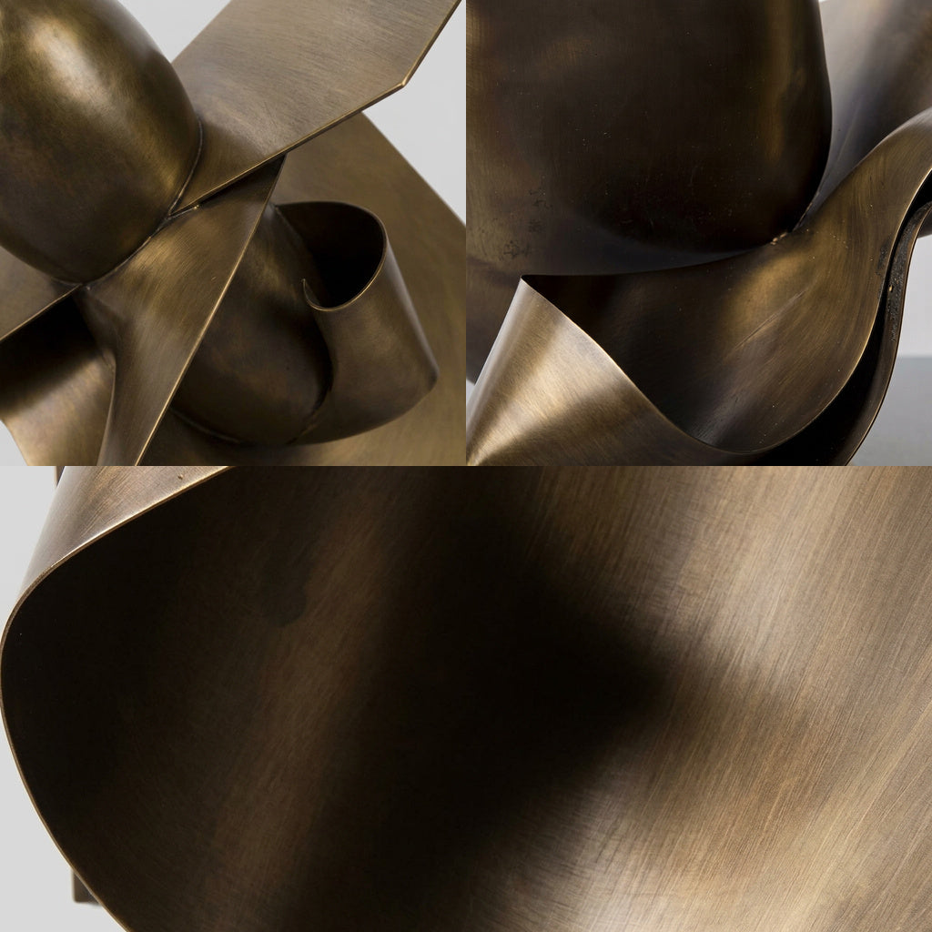 ONDA Skulptur im Detail, gebürstete Messingfläche und gerollte Kanten